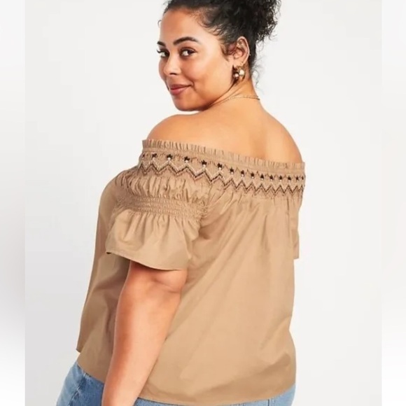 Old Navy Top Embroidered Off the shoulder Smocked Size 2XL - Picture 2 of 10